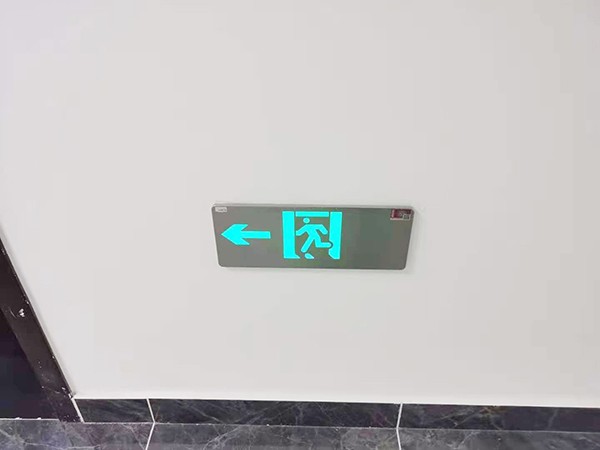 智能疏散照明系統(tǒng)是如何實(shí)現(xiàn)自動(dòng)控制和調(diào)節(jié)的？